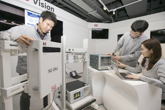 KT는 내년 평창동계올림픽에서 선보일 5세대(G) 이동통신 시범 서비스에 활용될 5G 중계기 개발을 완료하고, 이를 평창 5G 규격을 준수한 기지국과 연동하는데 성공했다고 21일 밝혔다. 회사 직원이 중소 협력사 직원들과 5G 중계기와 기지국을 연결해 5G 데이터를 전송하는 실험을 하고 있다.  KT 제공